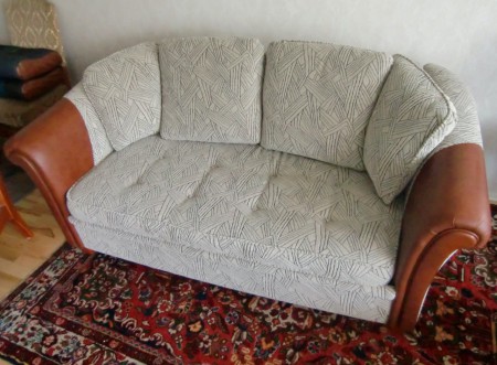 Soffa omklädd i tyget Straw från Bogesunds Väveri, armstöden gjorde vi i äkta skinn. 